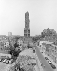 884988 Gezicht op een opgraving op het braakliggende terrein aan de Korte Nieuwstraat te Utrecht, waar gebouwen ...